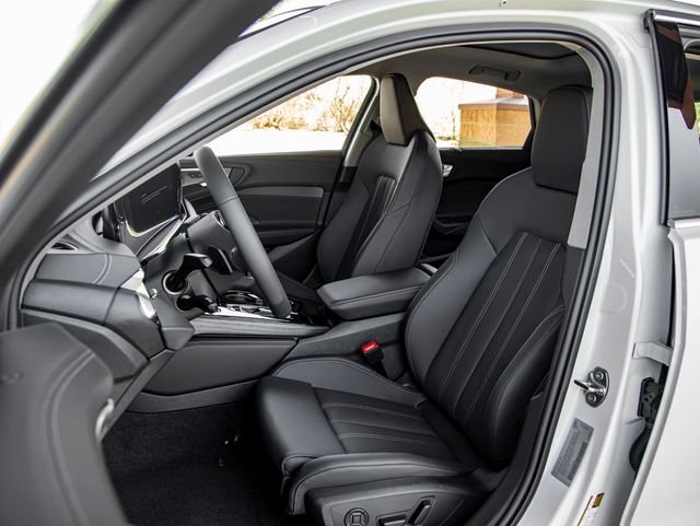 Used 2025 Glacier White Audi  image 14