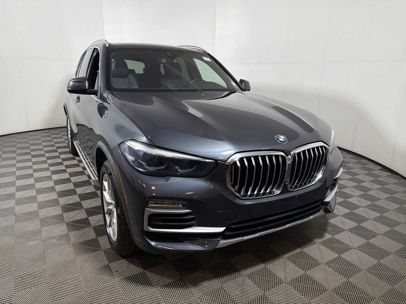 Used 2019 Arctic Grey Metallic BMW xDrive40i image 2