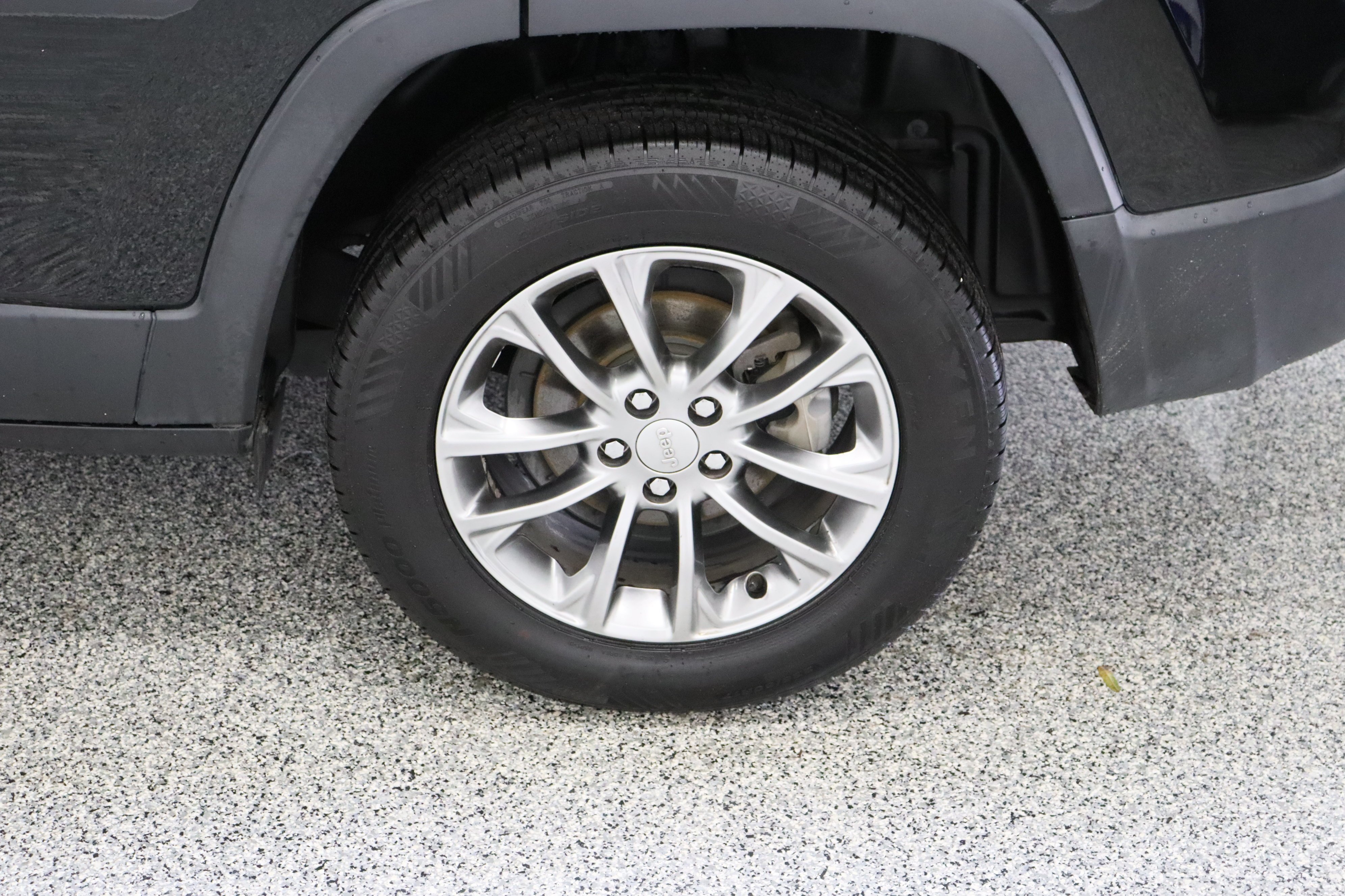 Used 2021 Diamond Black Crystal Pearlcoat Jeep Latitude Plus 2.4L image 10