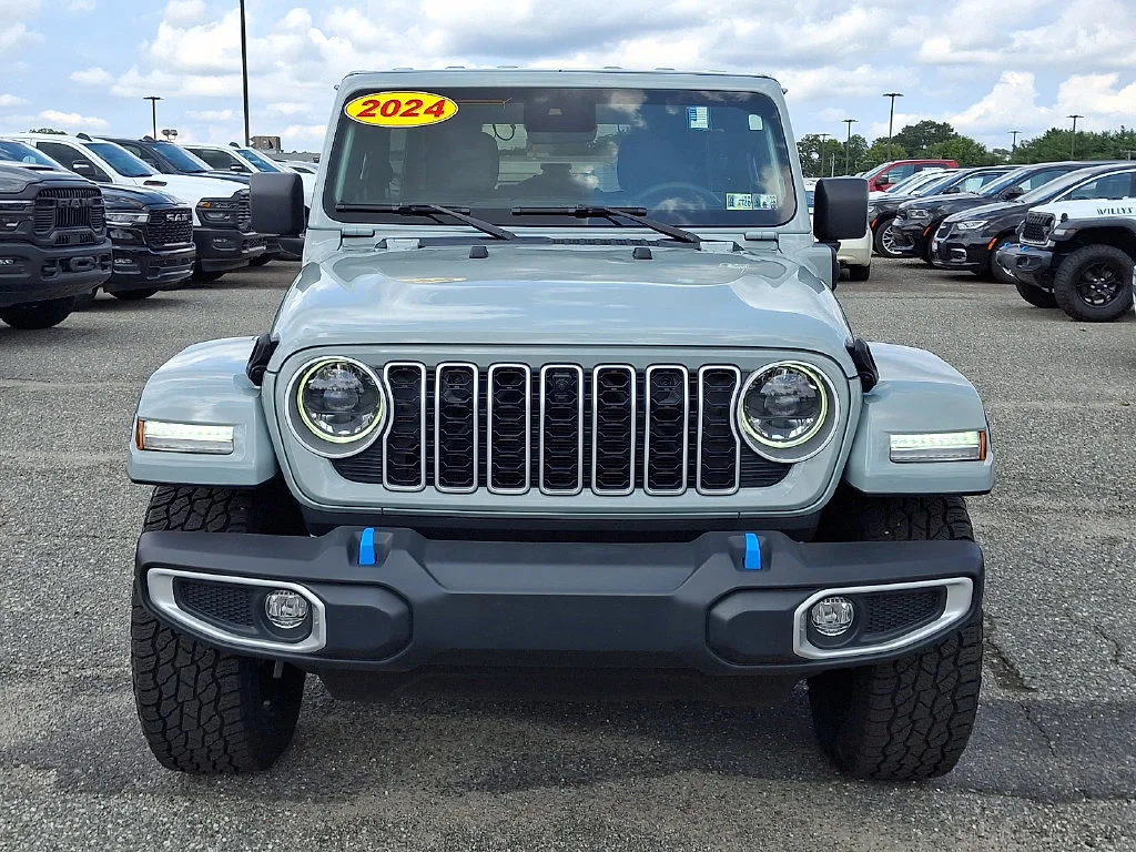 Used 2024 Earl Clearcoat Jeep Sahara image 4