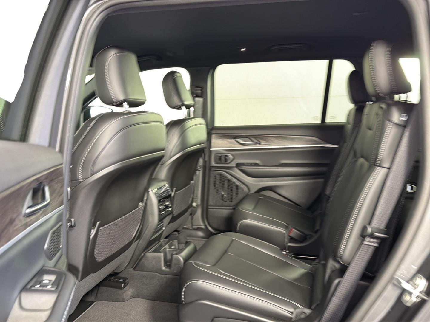 New 2026 Baltic Gray Metallic Clear-Coat Exterior Paint Jeep Limited image 9