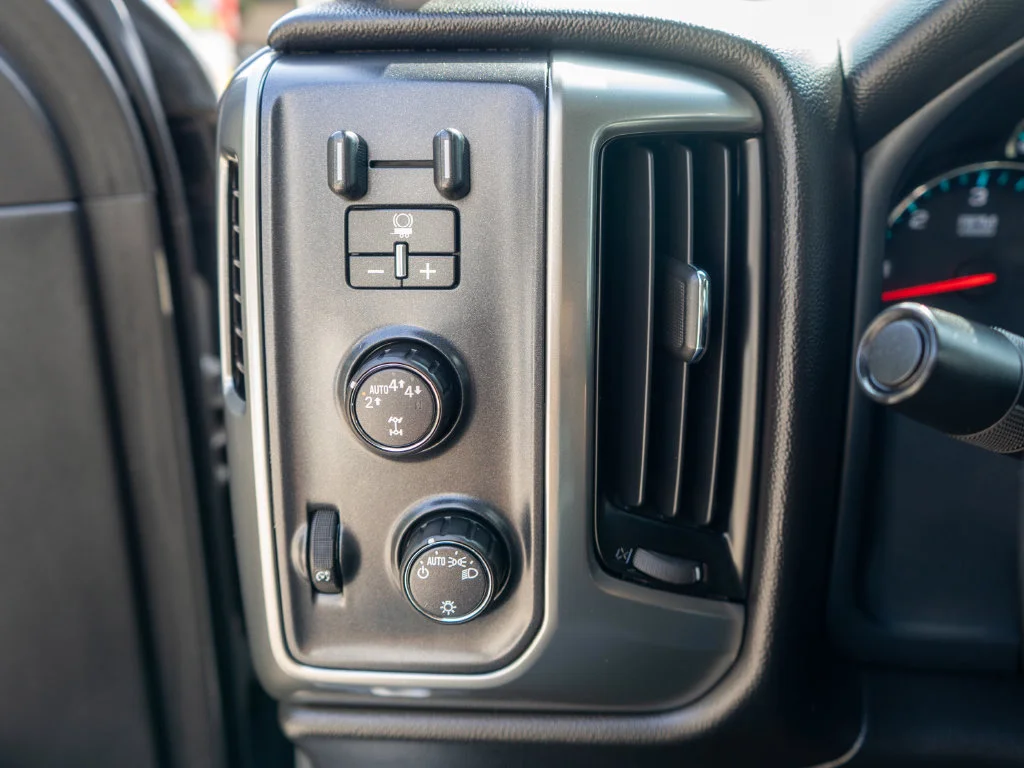 Used 2018 Silver Chevrolet LT image 17