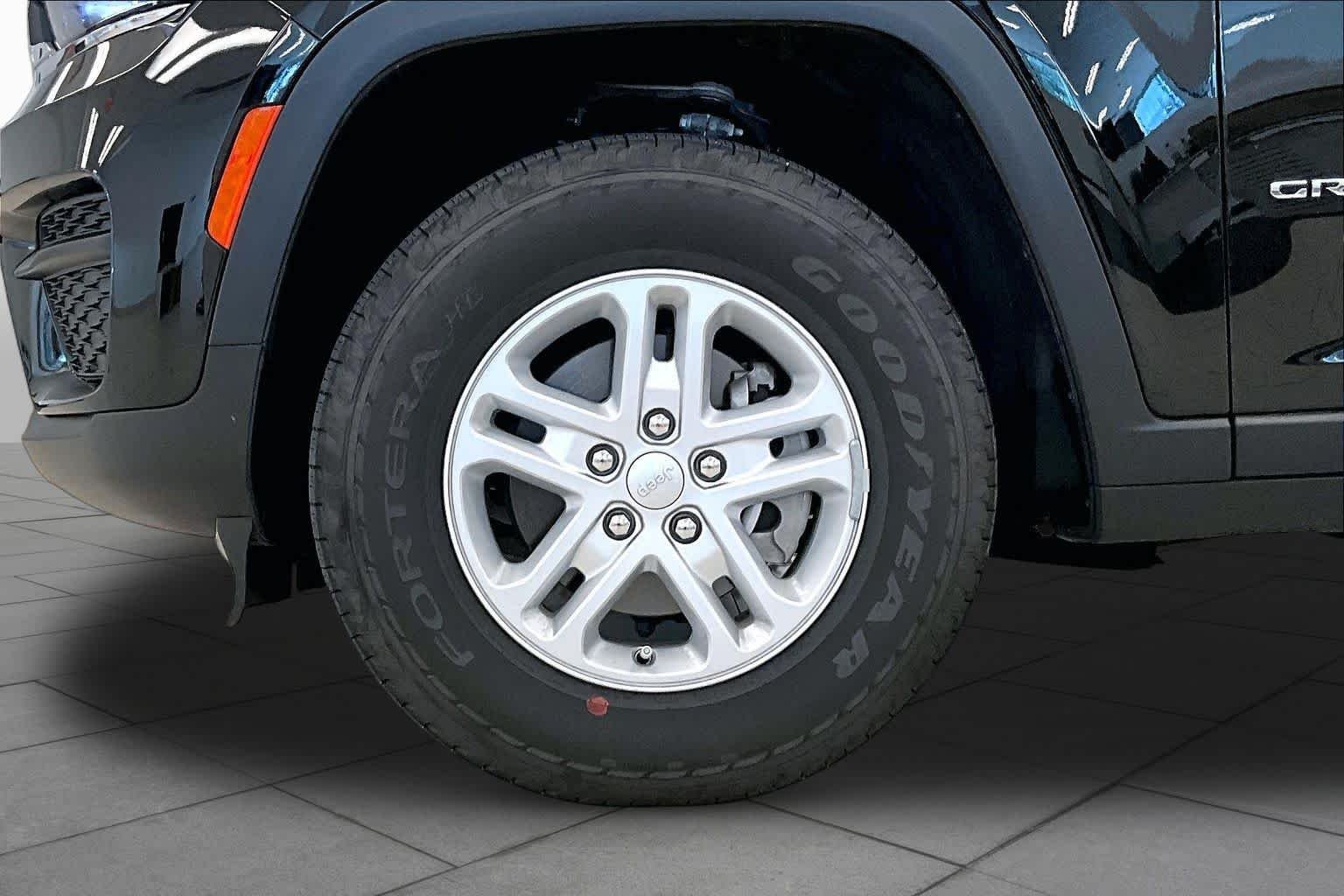 Used 2023 Diamond Black Crystal Pearlcoat Jeep Laredo image 10