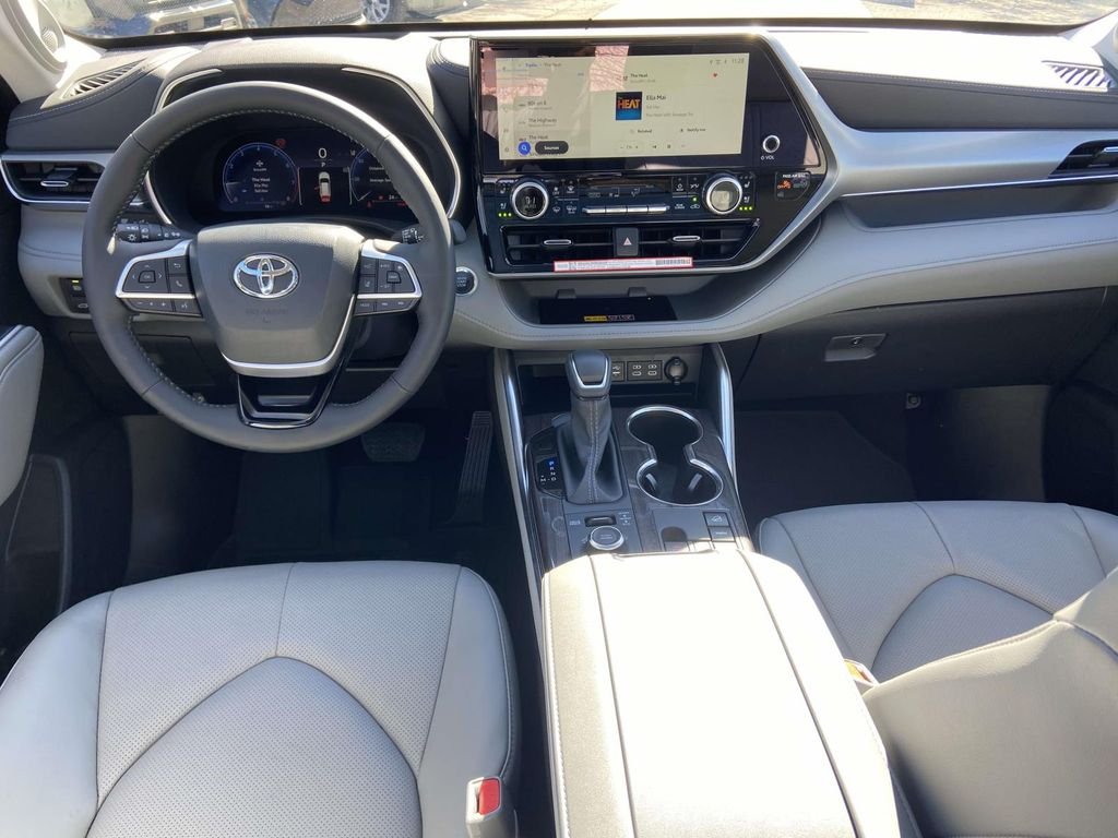 2026 Toyota Highlander Platinum - Photo 11