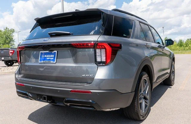 New 2026 Carbonized Gray Metallic Ford ST-Line image 6