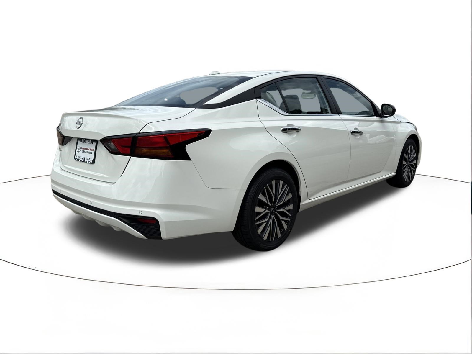 Used 2025 Glacier White Nissan SV image 3