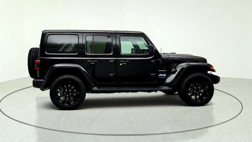 Used 2022 Black Clearcoat Jeep Unlimited Sahara 4x4 w/ Cold Weather, Safety & Adv Safety Groups image 4