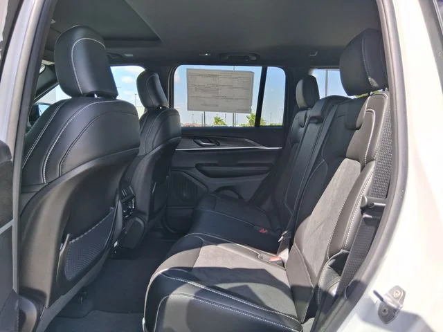 New 2026 Bright White Clear-Coat Exterior Paint Jeep Altitude image 21