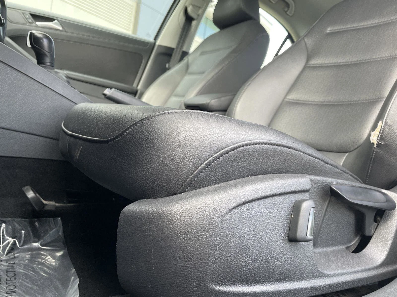 Used 2014 Platinum Gray Metallic Volkswagen SE image 21