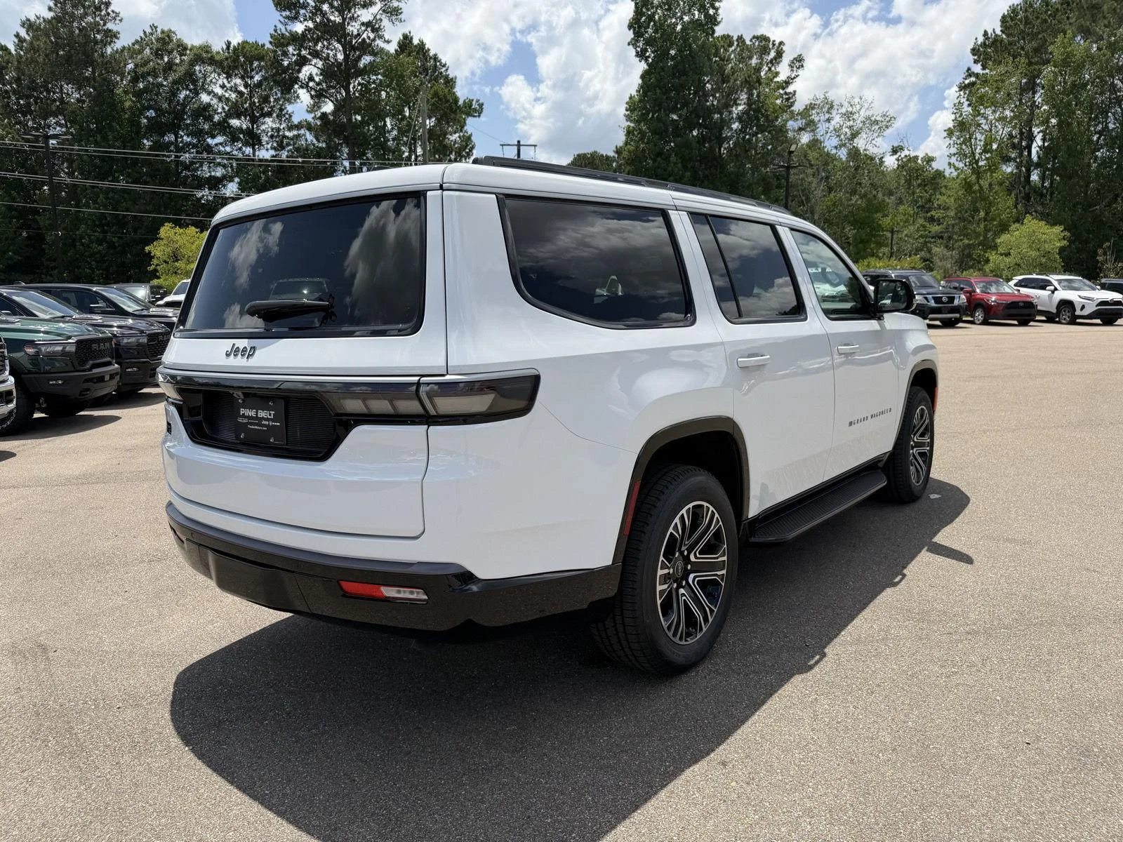 New 2026 Bright White Clear-Coat Exterior Paint Jeep 4x2 image 6