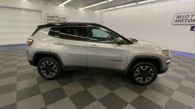 Used 2019 Billet Silver Metallic Clearcoat Jeep Trailhawk image 9
