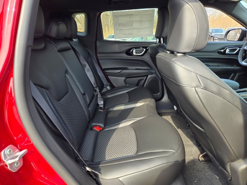 New 2026 Red Hot Pearl-Coat Exterior Paint Jeep Latitude image 11