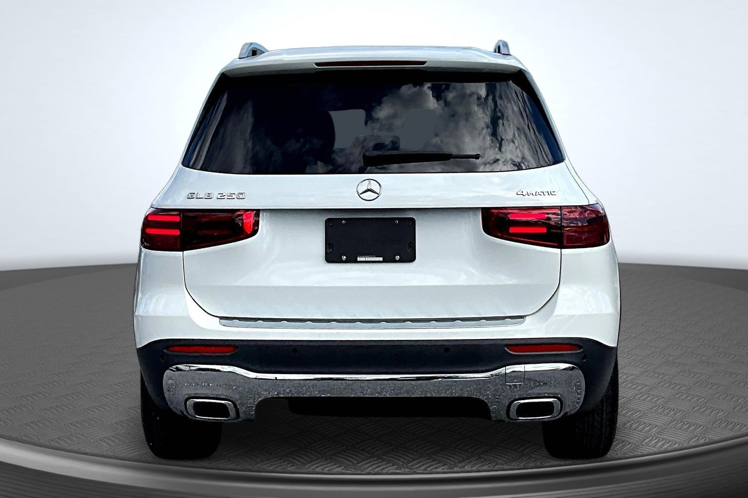 Used 2024 White Mercedes-Benz GLB 250 image 4