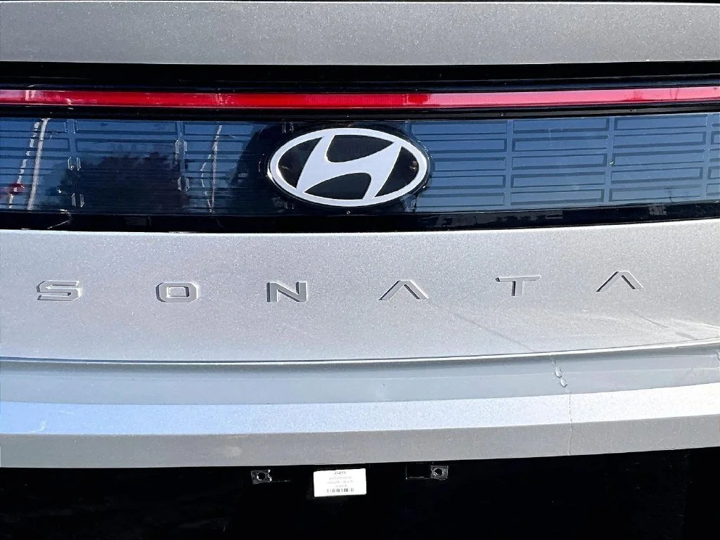 Used 2025 Silver Hyundai SEL image 9