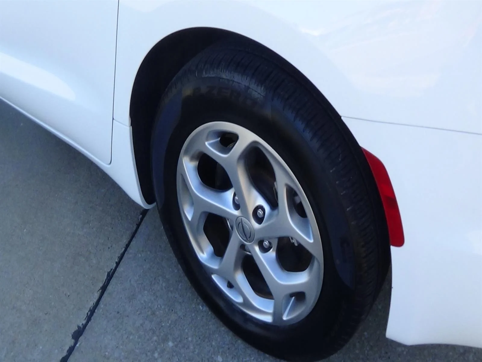 Certified Used 2026 Bright White Clear Coat (pw7) Chrysler Limited image 9