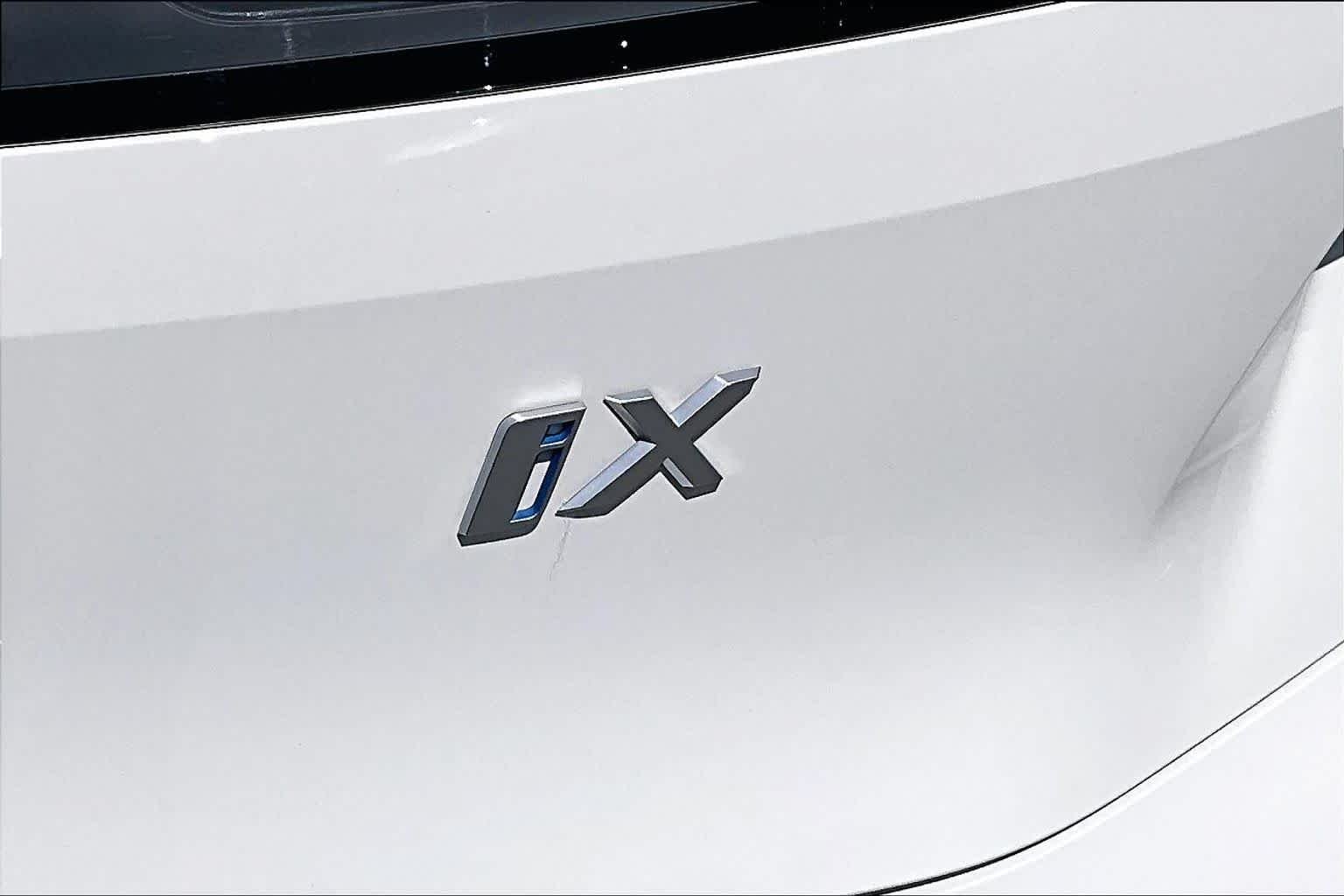 Used 2025 Alpine White BMW xDrive50 image 32