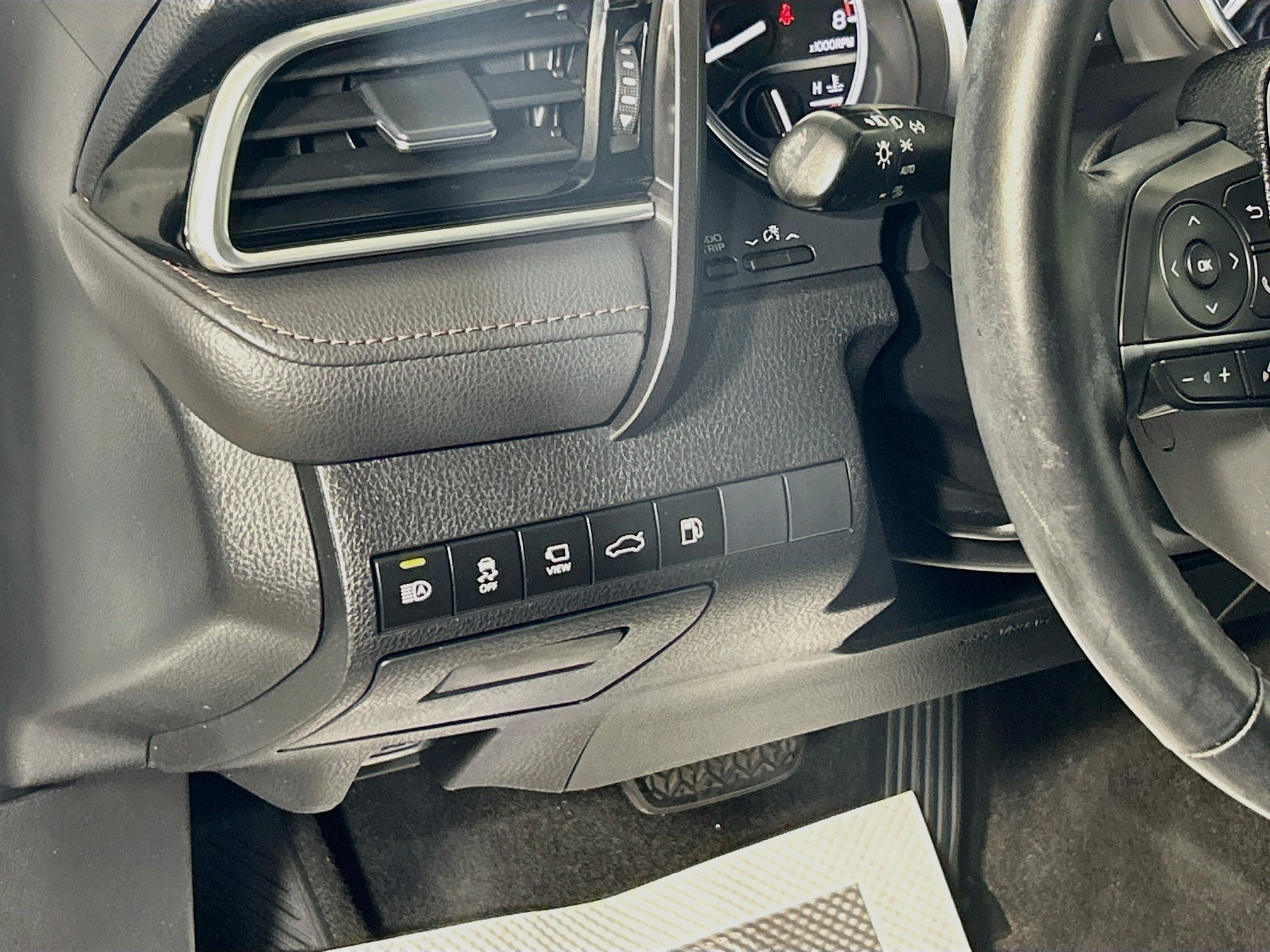 Used 2018 Wind Chill Pearl Toyota XLE image 10