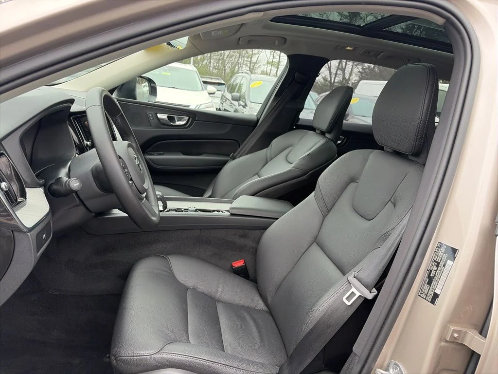 2025 Volvo XC60 Plus - Photo 14