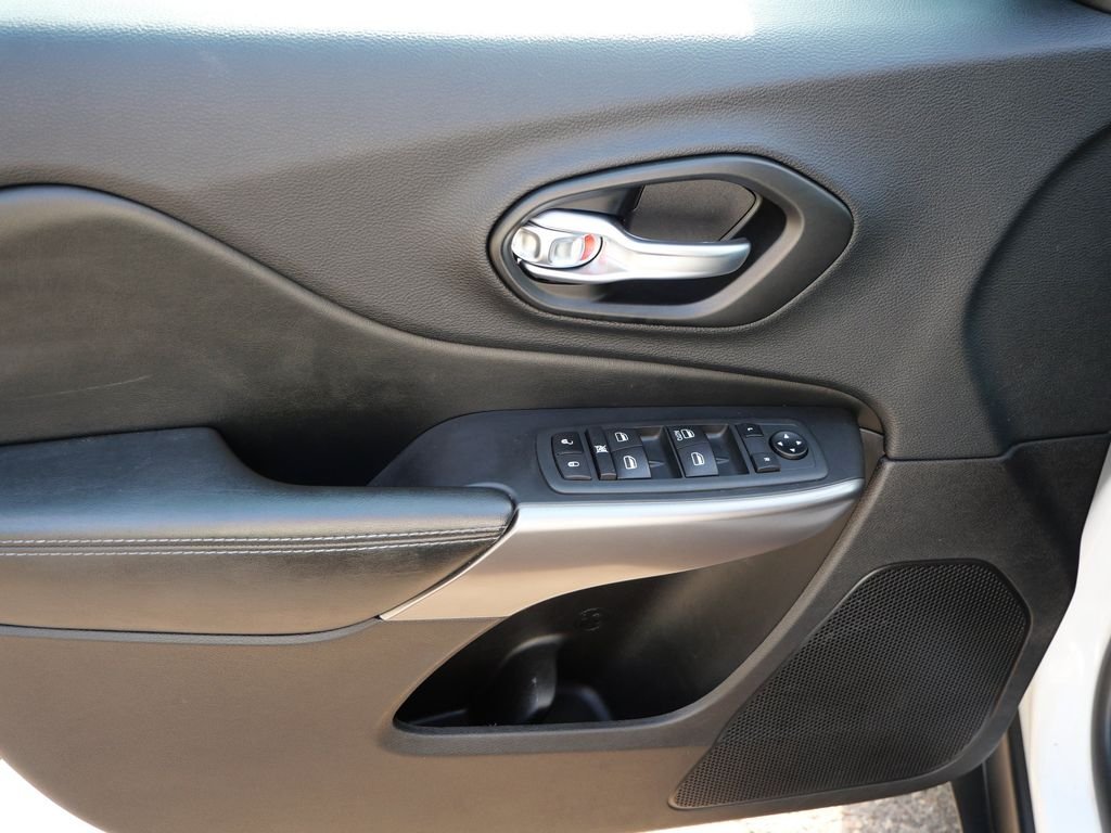 Certified Used 2020 White Jeep Latitude image 16