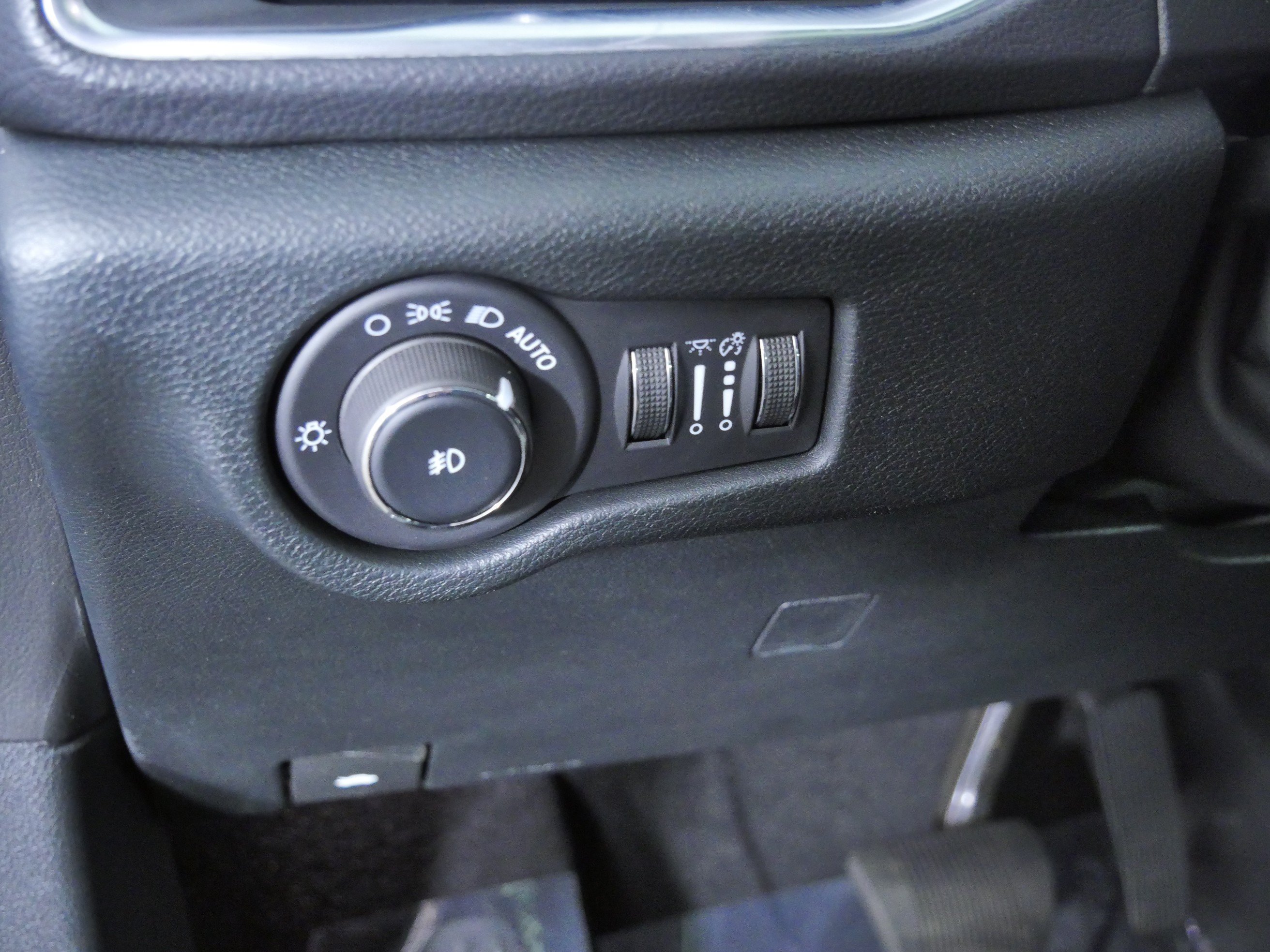 Used 2026 Diamond Black Crystal Pearlcoat Chrysler Limited image 24