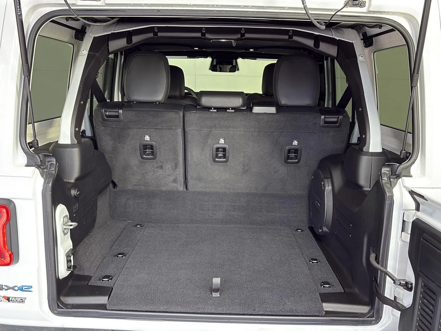Used 2025 Bright White Clearcoat Jeep Rubicon X image 9