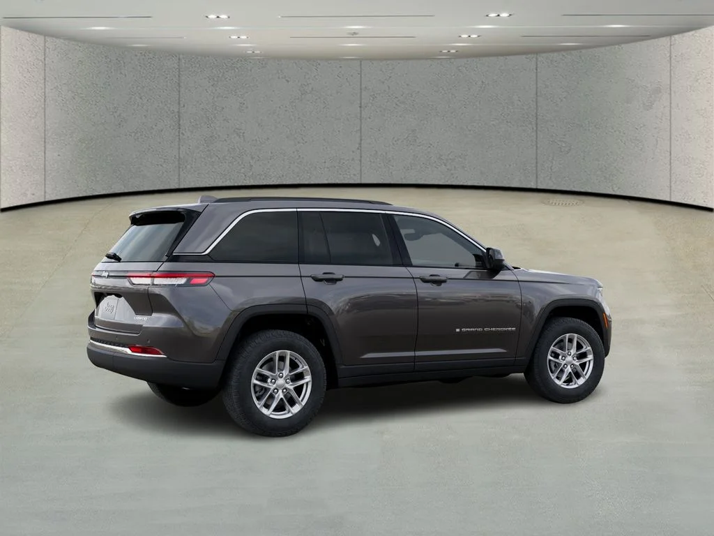 New 2026 Baltic Gray Metallic Clear-Coat Exterior Paint Jeep Laredo image 4