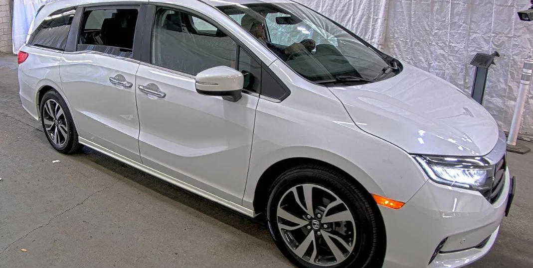 Certified Used 2023 Platinum White Pearl Honda Touring image 3