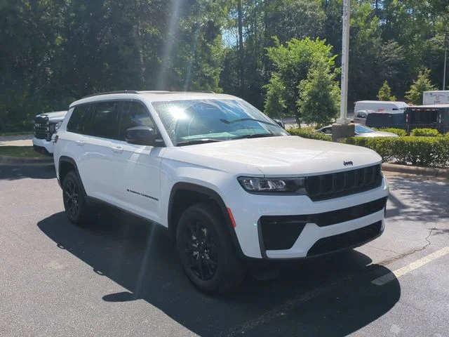 New 2026 Bright White Clear-Coat Exterior Paint Jeep Laredo image 7