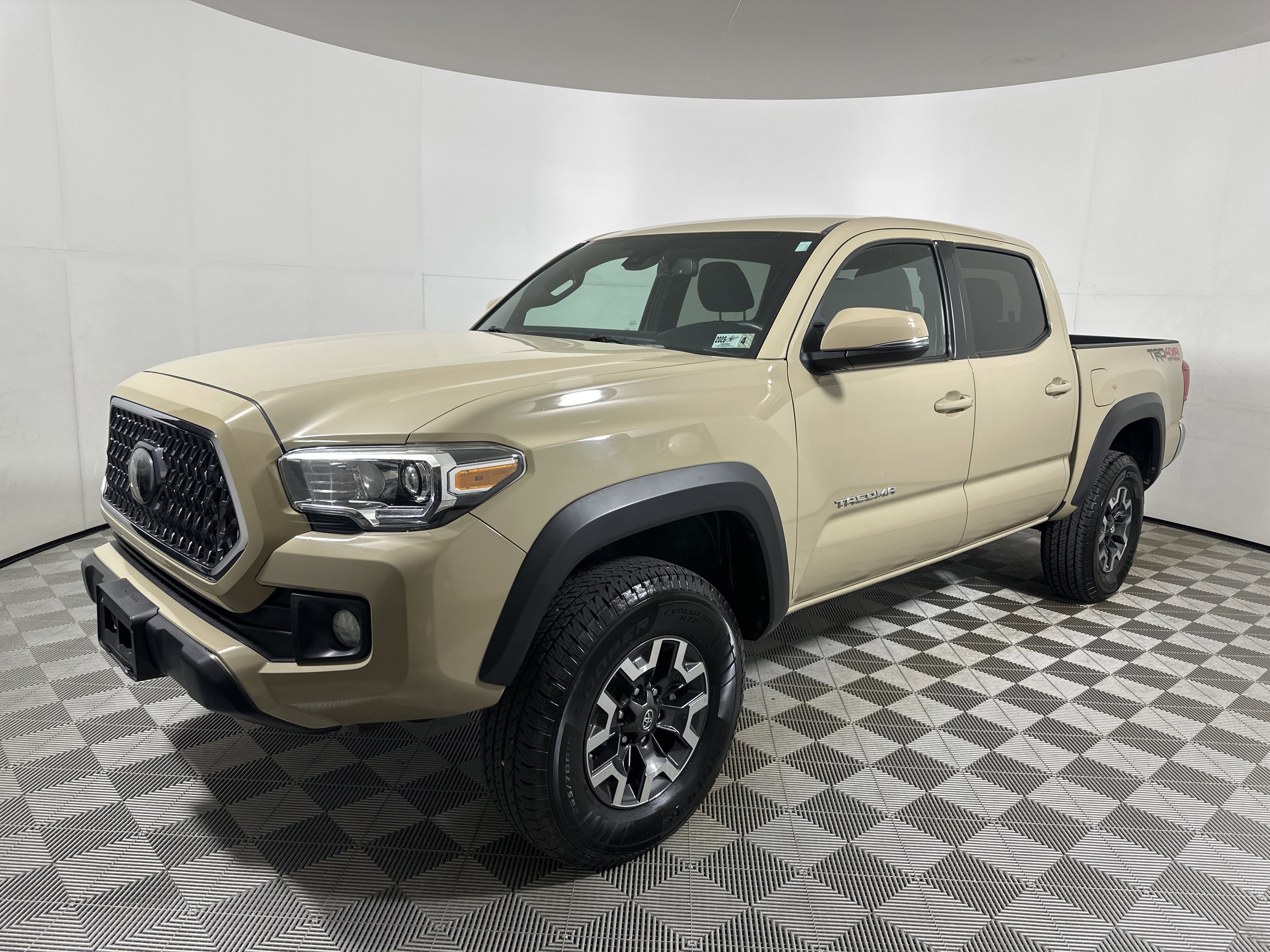Used 2018  Toyota  image 3
