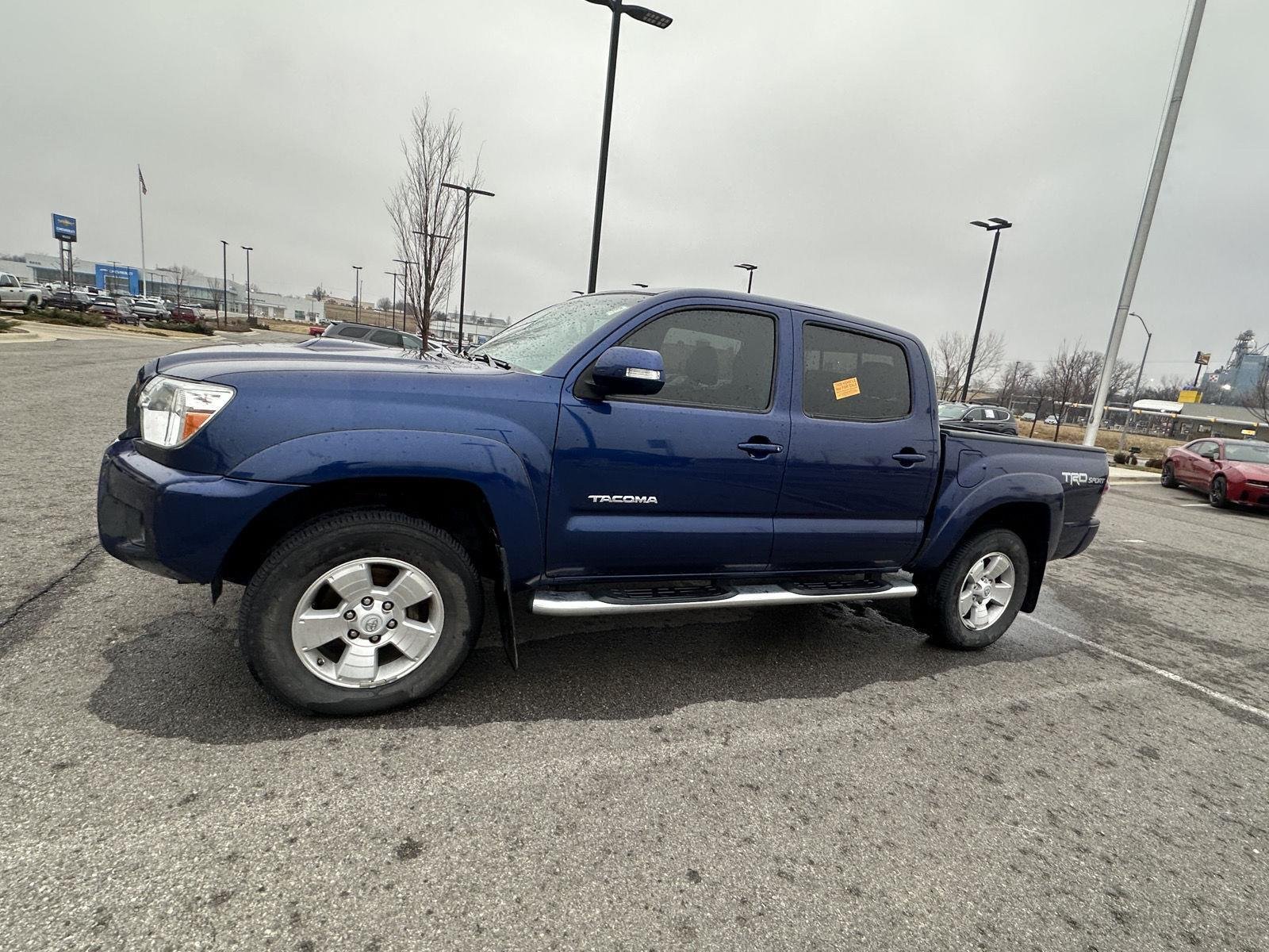 Used 2015 Toyota Tacoma Base with VIN 3TMLU4EN1FM198736 for sale in Kansas City