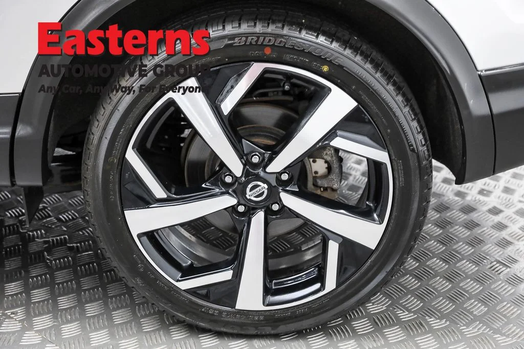 Used 2022 Silver Nissan SL image 32