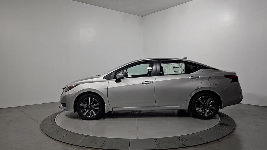 2025 Nissan Versa 1.6 SV photo 2