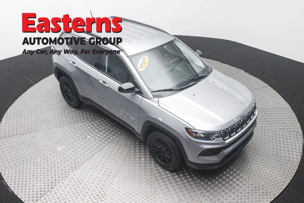 Used 2022 Silver Jeep Latitude image 3