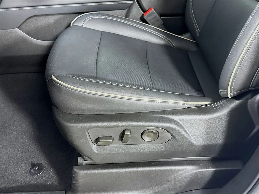 Used 2024 White GMC SLT image 23
