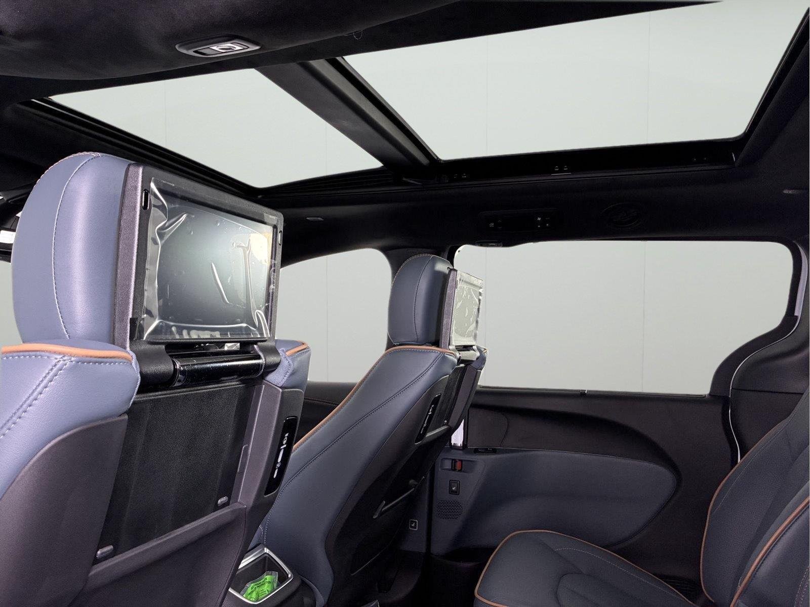 New 2027 Bright White Clear-Coat Exterior Paint Chrysler Pinnacle image 9