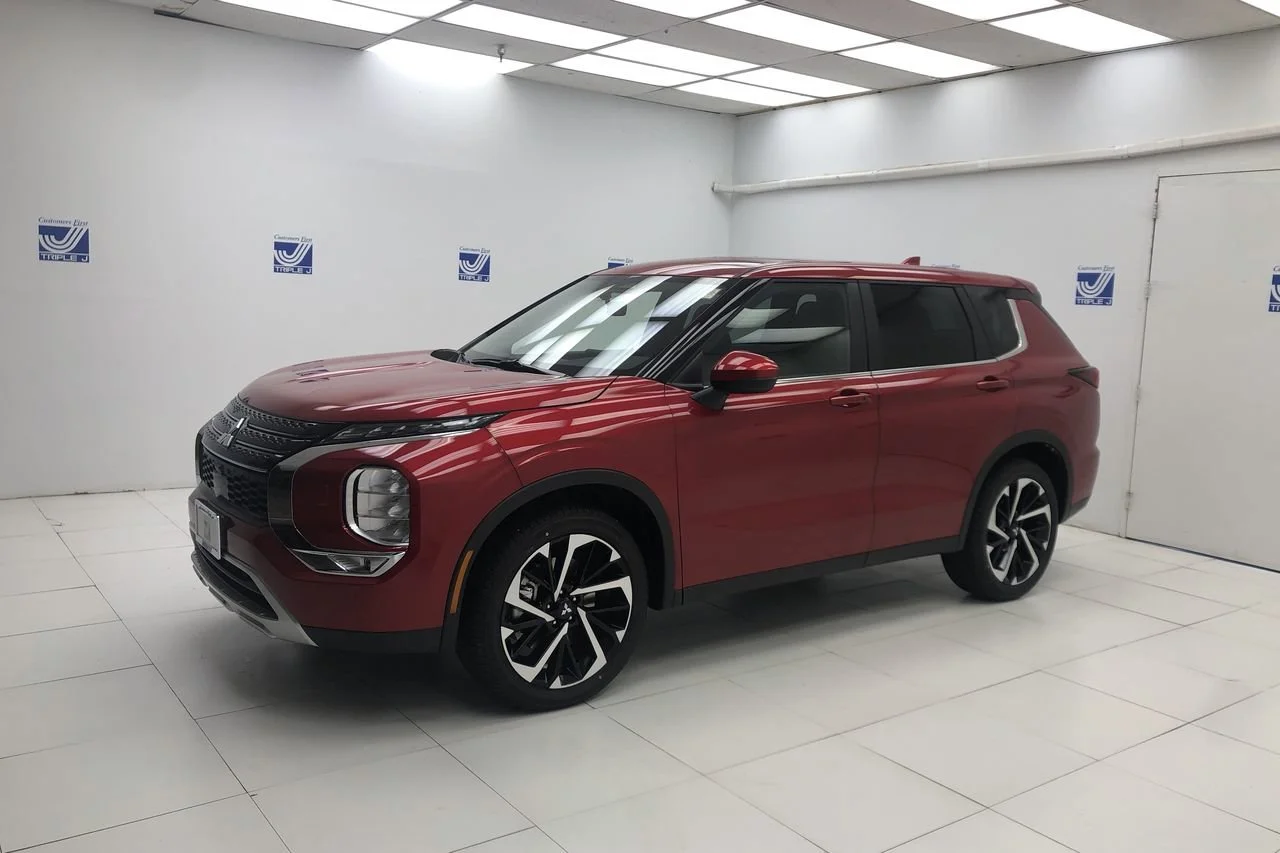 Used 2022 Red Diamond Mitsubishi  image 4