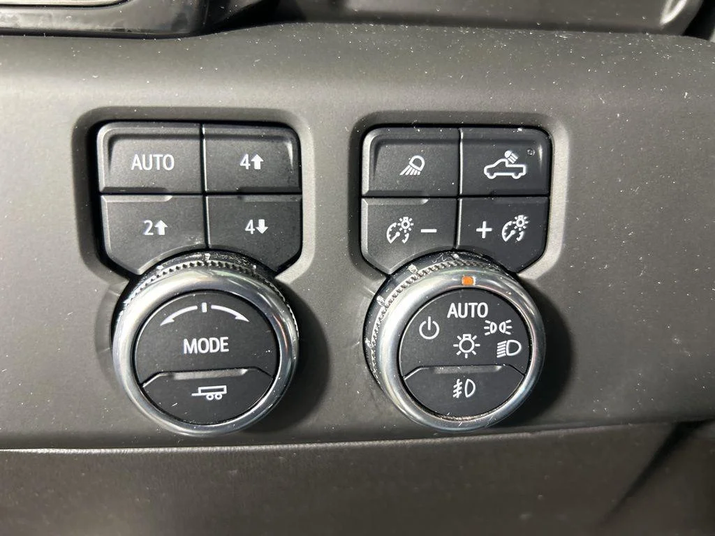 Used 2025 Summit White GMC AT4 image 26