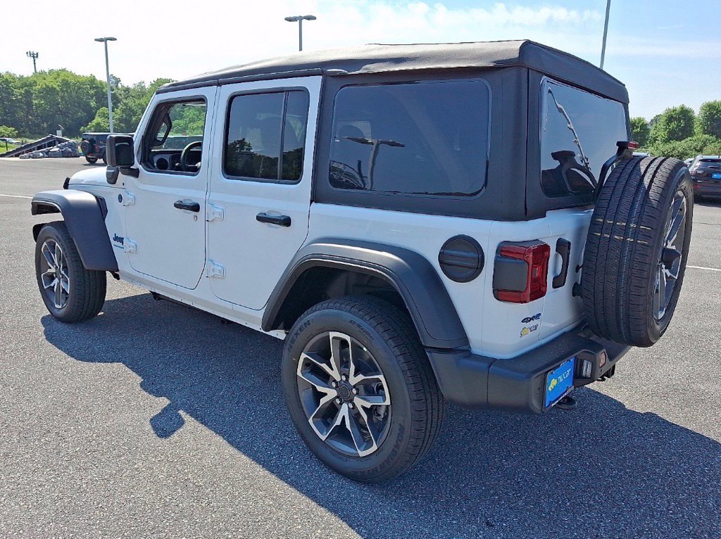 Used 2025  Jeep Sport S 4xe image 4