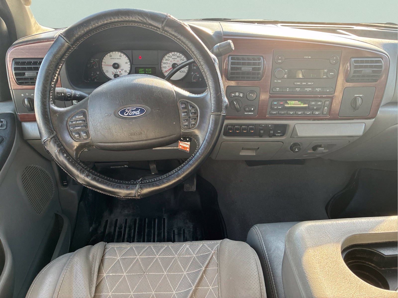 Used 2005 White Ford Lariat image 23
