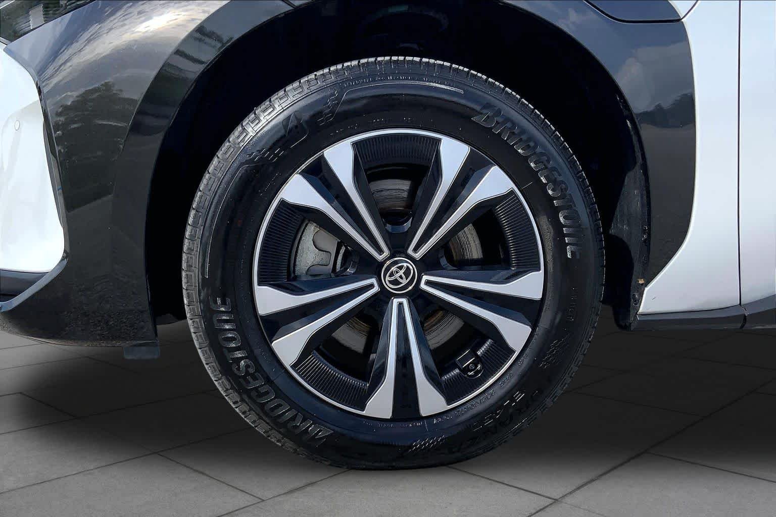 Used 2025 Wind Chill Pearl Toyota XLE image 10