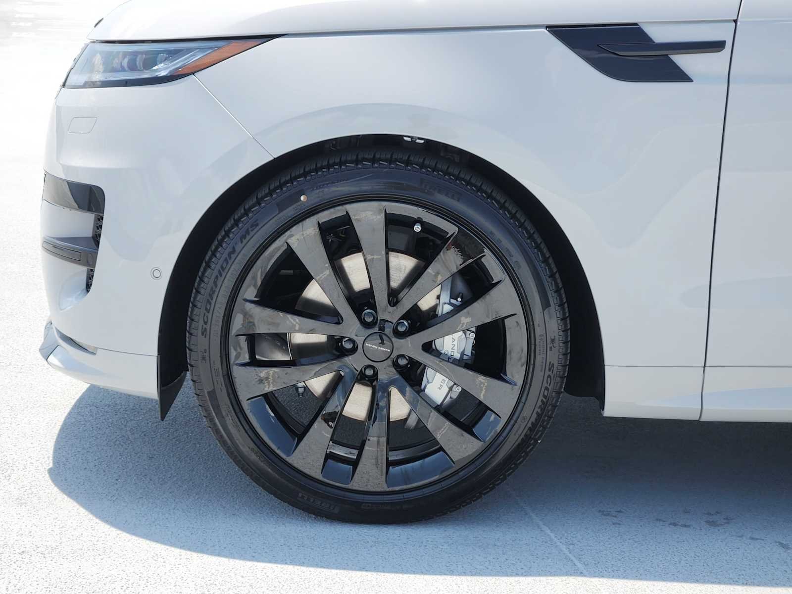 New 2026 Borasco Grey LAND ROVER Dynamic SE image 9