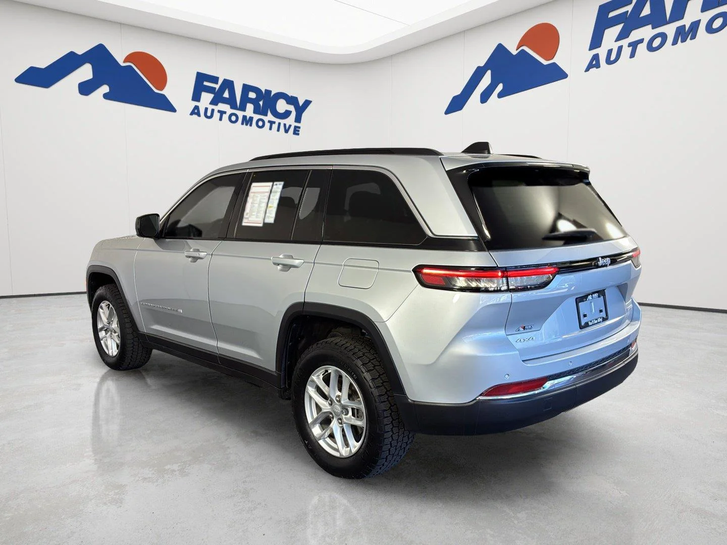 Used 2024 Silver Zynith Jeep Laredo X image 7