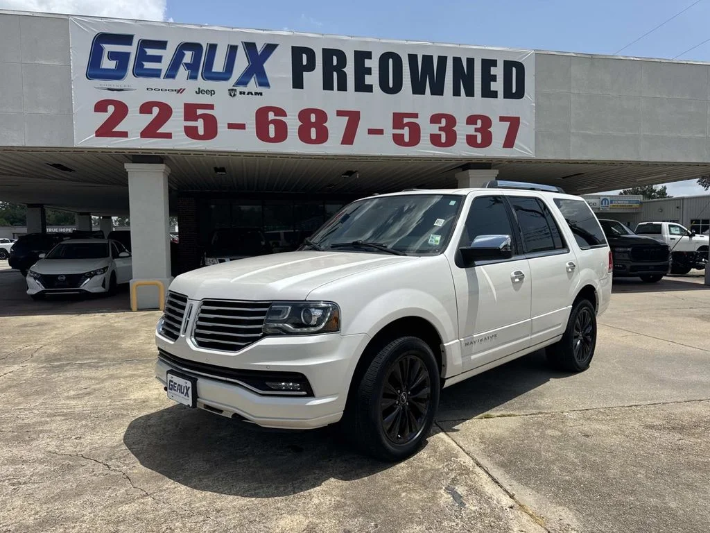 Used 2017 White Lincoln Select image 1
