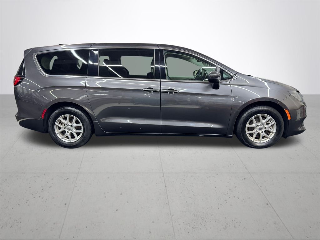 2023 Chrysler Voyager LX - Photo 8