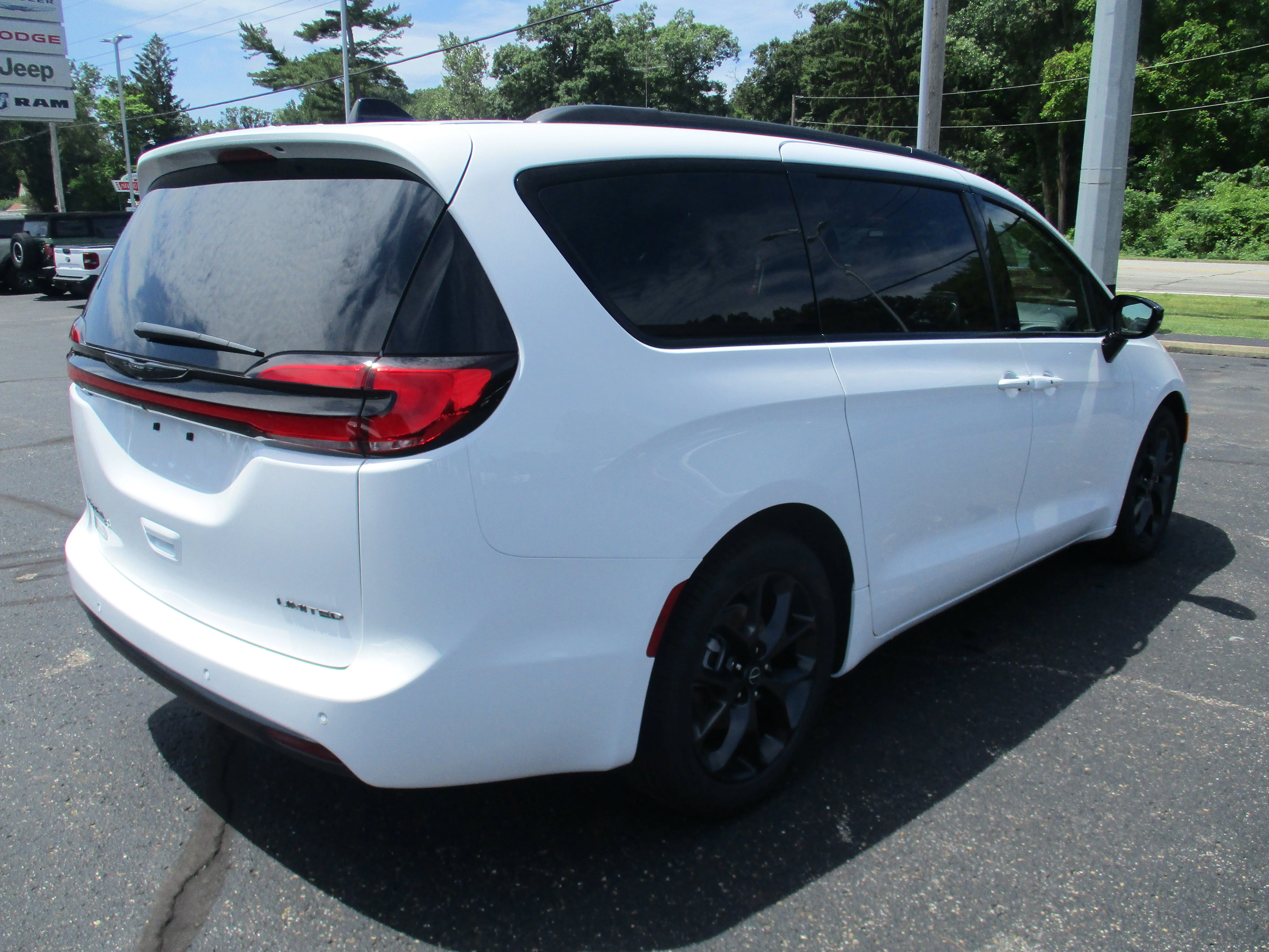 2025 Chrysler Pacifica Limited - Photo 6