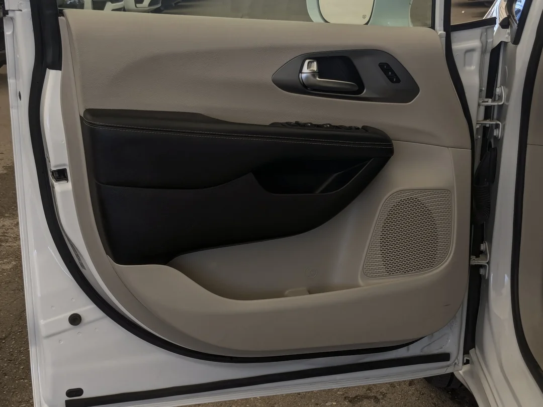 Certified Used 2022 White Chrysler Touring L - - AWD - Stow n Go Seating - 360 Cam - Remote Start - Pwr Sliding Doors & More! image 12