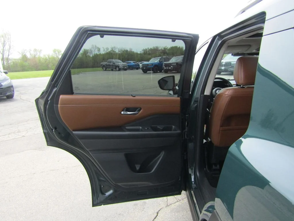 Used 2025 Obsidian Green Pearl Nissan Platinum image 40