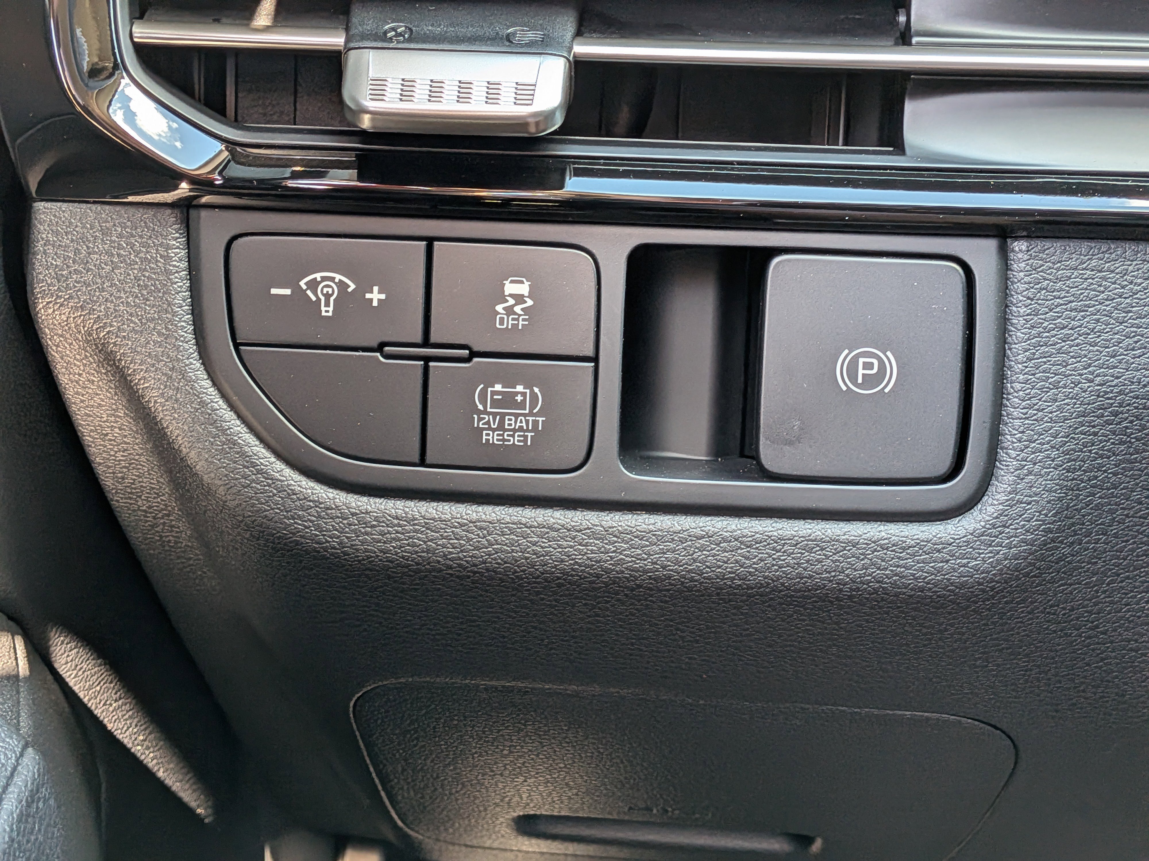 New 2026 Snow White Pearl Kia LX image 25