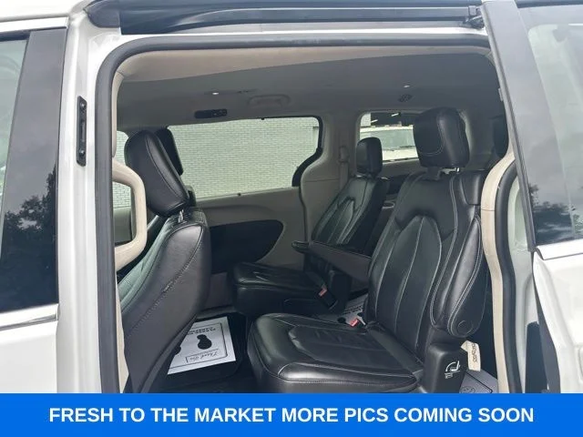 Used 2022 Bright White Clearcoat Chrysler Touring L image 18
