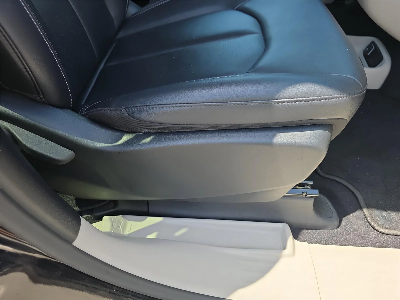 Used 2024 Black Chrysler Hybrid Select image 10